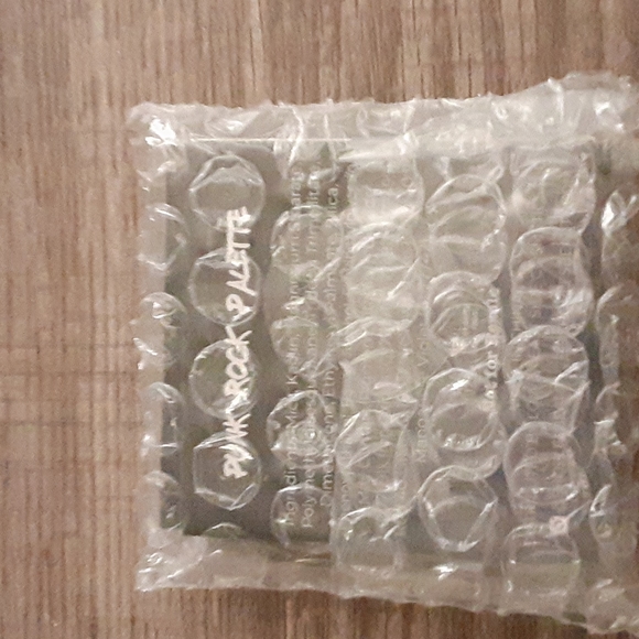 Less Eyeshadow - Picture 3 of 3